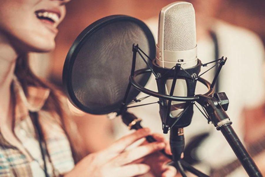 گویندگی با صدای خانوم