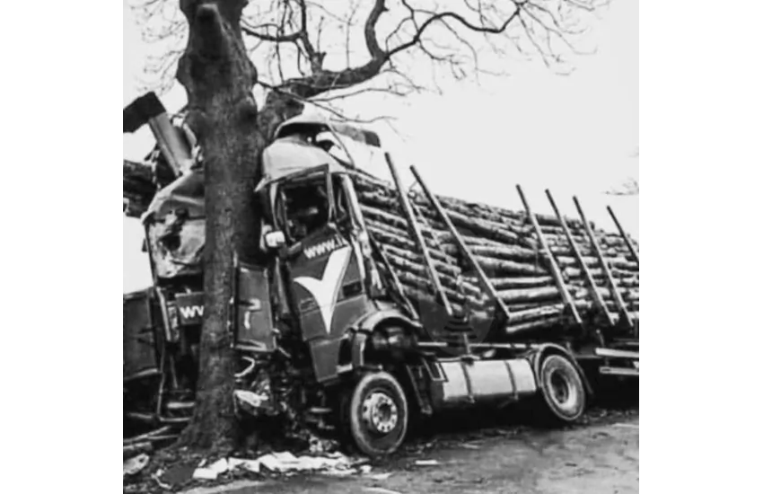 پایه‌ام تا برای آدم‌های تنها گوش شنوا باشم، درددلتون را میگ