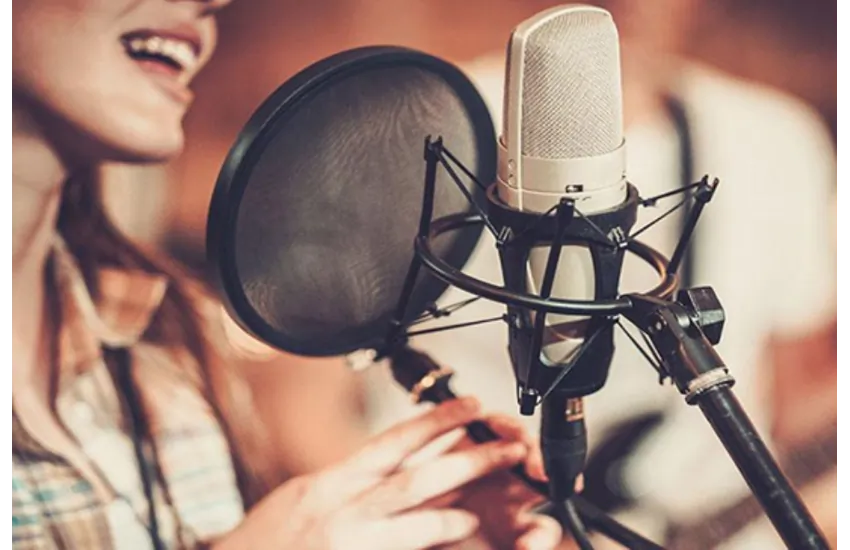 گویندگی با صدای خانوم